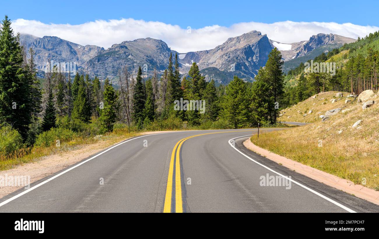 Bear Lake Road - Panoramablick am Sommermorgen auf die Bear Lake Road, die sich in Richtung der zerklüfteten hohen Gipfel der kontinentalen Wasserscheide, Rocky Mountain National Park, schlängelt. Stockfoto