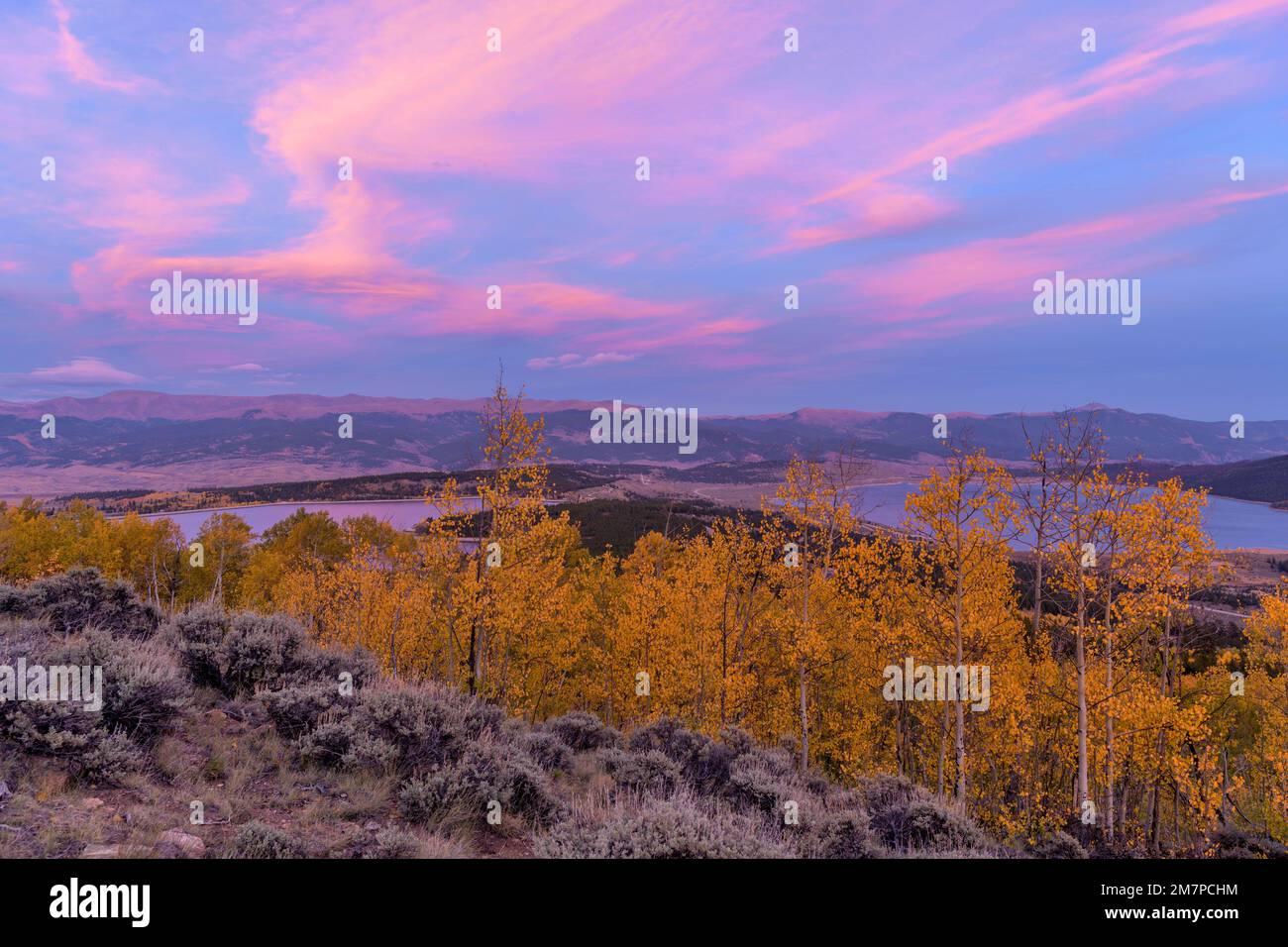 Herbstgebirge bei Sonnenuntergang - ein farbenfroher Sonnenuntergang am Twin Lakes, Leadville, Colorado, USA. Stockfoto