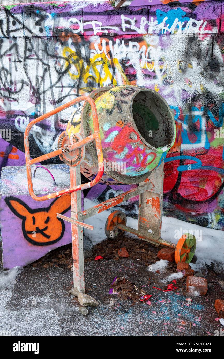 Betonmischer auf Zementmischer im Suvilahti DIY Skatepark in Helsinki, Finnland Stockfoto