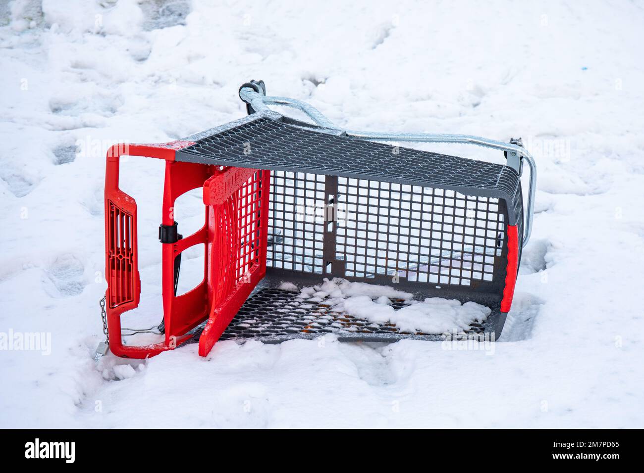 Umgestürzter Einkaufswagen oder Supermarkt-Trolley im Schnee Stockfoto