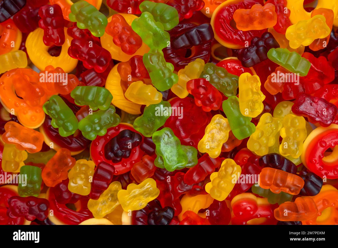 Bunte Gummibonbons. Draufsicht. Donuts mit Marmelade. Gelee-Bären. Stockfoto
