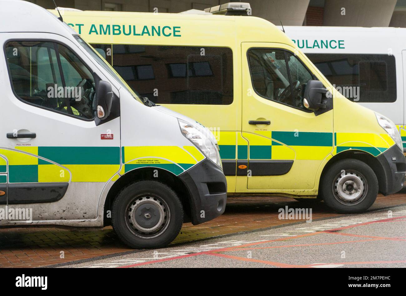 London, UK, 10. Januar 2023: Im Kings College Hospital, London, fordert ein Plakat von Unison Menschen auf, streikende Krankenwagen zu unterstützen. Auf dem Gelände des Krankenhauses stehen die Krankenwagen hintereinander. Anna Watson/Alamy Live News Stockfoto