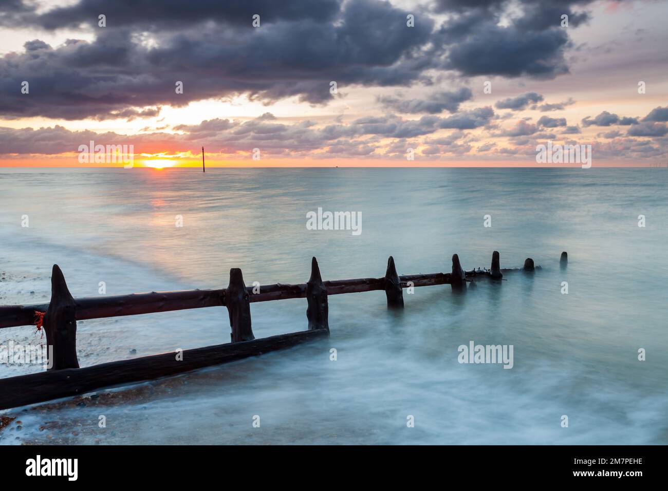 Sonnenaufgang am Southwick Beach, West Sussex, England. Stockfoto