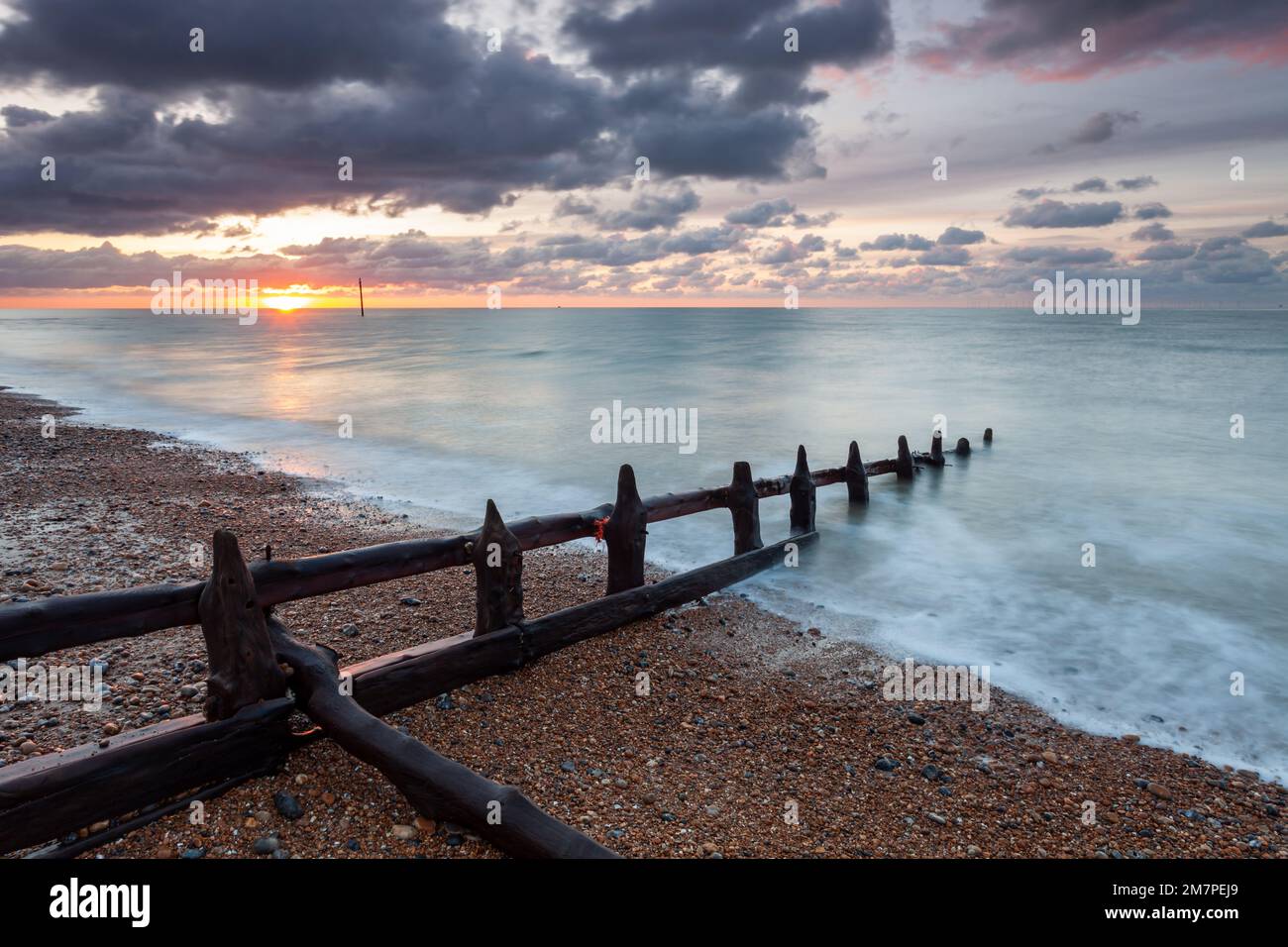 Sonnenaufgang am Strand in Southwick, West Sussex, England. Stockfoto
