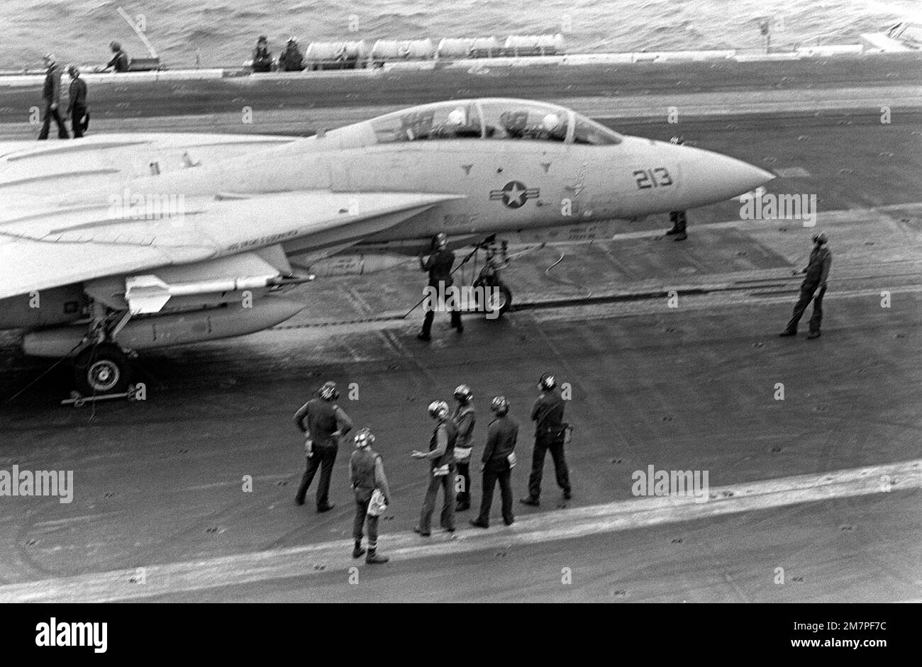 Ein F-14 Tomcat-Flugzeug des Kampfgeschwaders 142 (VF-142) ist während des Flugbetriebs an Bord des nuklearbetriebenen Flugzeugträgers USS DWIGHT D. EISENHOWER (CVN-69) an einem Katapult befestigt. Basis: USS Dwight D Eisenhower (CVN 69) Stockfoto