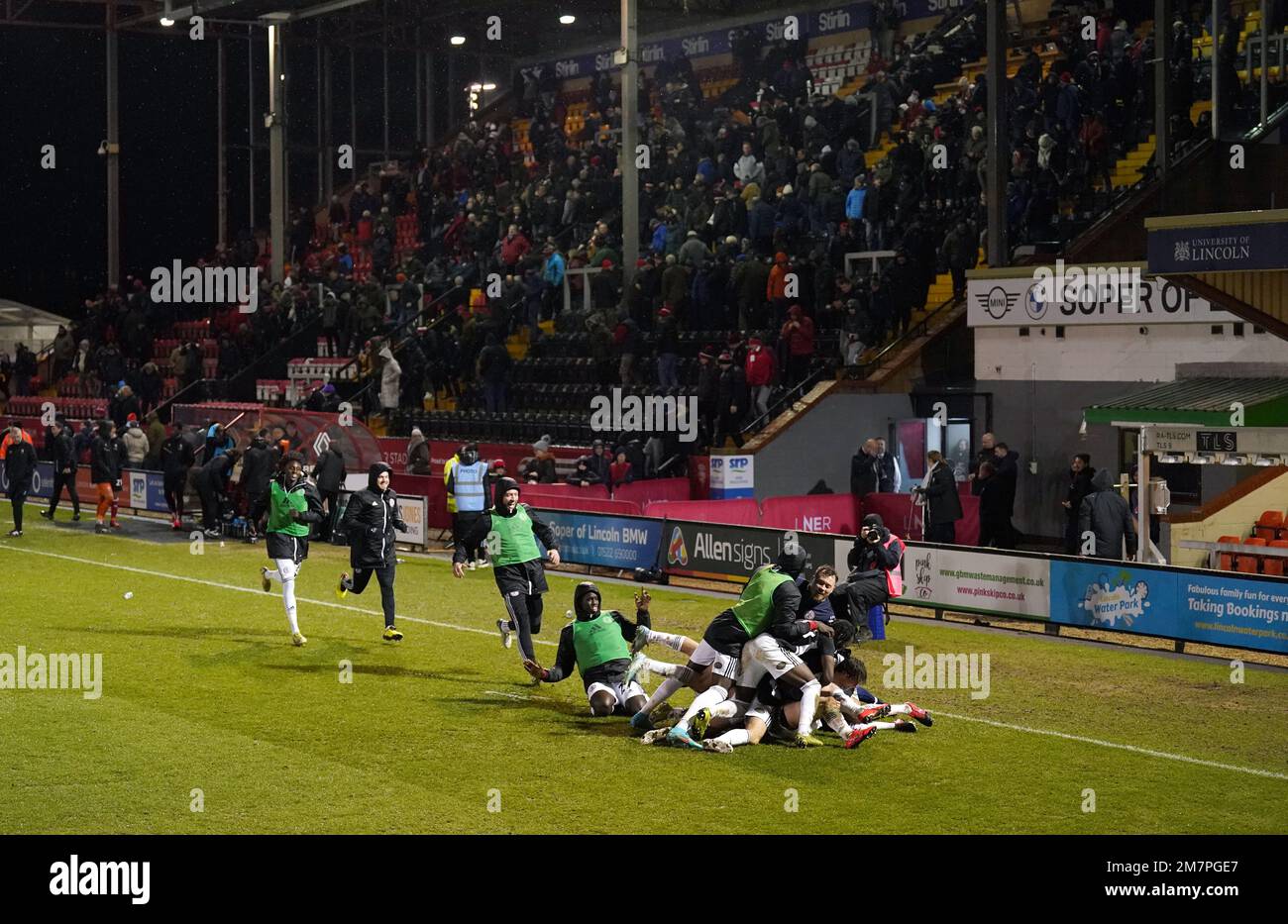 Die Accrington Stanley-Spieler feiern den Sieg nach dem Spiel der Papa Johns Trophy im Viertelfinale im LNER Stadium in Lincoln. Foto: Dienstag, 10. Januar 2023. Stockfoto