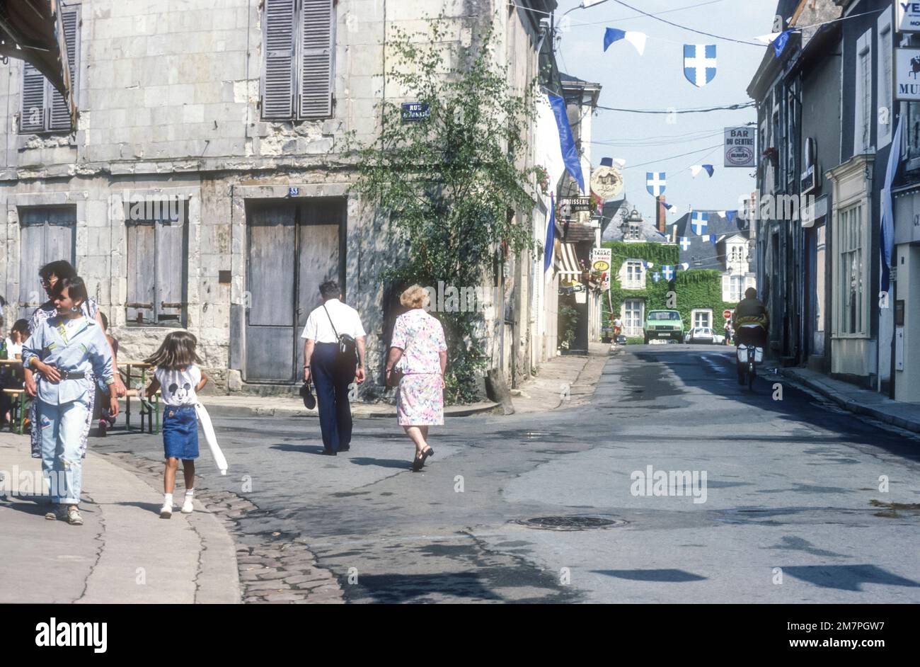 1986 Archivfoto von Le Lude in Pays de la Loire, Frankreich. Blick auf die Rue du Boeuf von der Kreuzung mit der Rue de l'image in Richtung Place de L Hôtel de Ville. Stockfoto