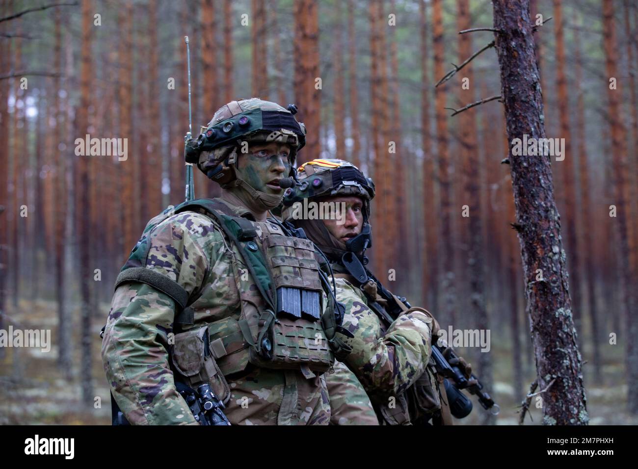 USA Army Staff Sgts. Ryan Cardiff und Devon Penrod, zugeteilt zum 4. Geschwader, 2D. Kavallerie-Regiment, kommunizieren während der Übung Arrow 22 im Säkylä-Trainingsbereich, 11. Mai 2022. Exercise Arrow ist eine jährliche, im Voraus geplante multinationale Übung, die in Finnland stattfindet und zu der auch die USA, Großbritannien, Lettland, Und Estland gemeinsam mit den finnischen Streitkräften in hochintensiven Truppeneinsätzen und einer Feuerübung mit dem Ziel, die militärische Bereitschaft zu erhöhen und die Interoperabilität zwischen den teilnehmenden Partnerländern zu entwickeln. Stockfoto