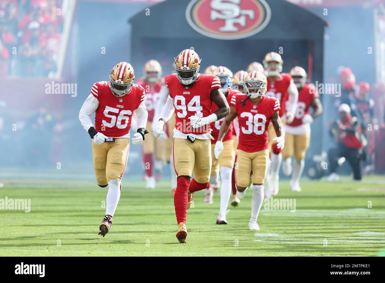 San Francisco 49ers players enter the field for an NFL football game against the Miami Dolphins, Sunday, Dec. 04, 2022 in Santa Clara, Calif. (AP Photo/Lachlan Cunningham) Stockfoto