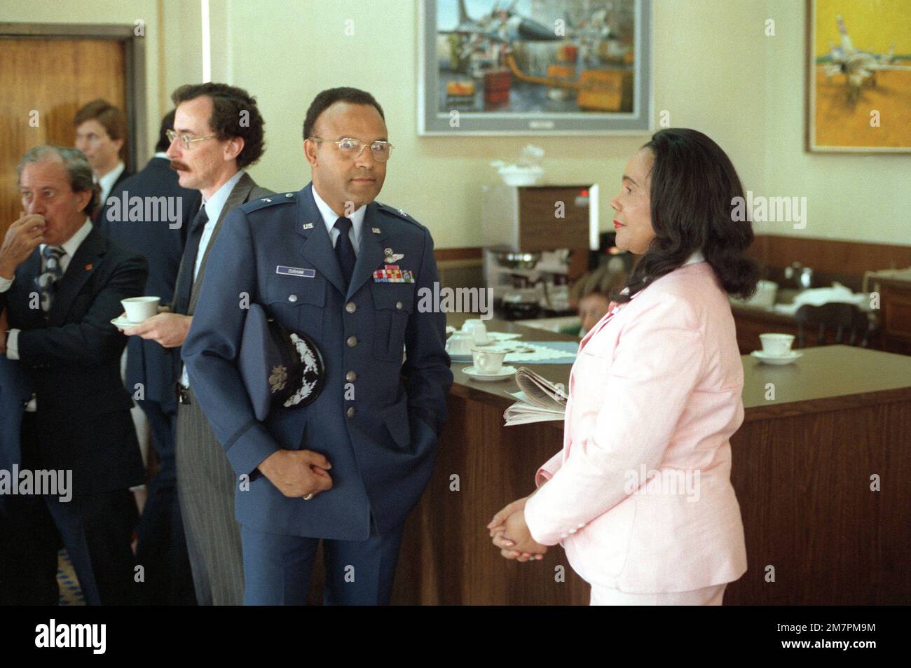Corretta Scott King, Witwe des verstorbenen Revers Martin Luther King, spricht mit BGEN Archer Durham nach ihrer Ankunft zu einem Besuch. Basis: Luftwaffenstützpunkt Andrews Bundesstaat: Maryland (MD) Land: Vereinigte Staaten von Amerika (USA) Stockfoto