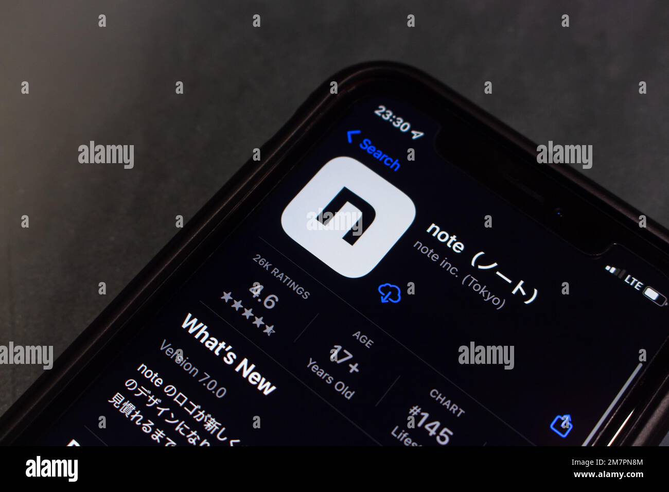 App im App Store auf dem iPhone notieren. Note ist ein japanisches SNS, mit dem Benutzer eigene Werke wie ein Schriftstück, Fotos, Manga, Musik usw. posten können Stockfoto