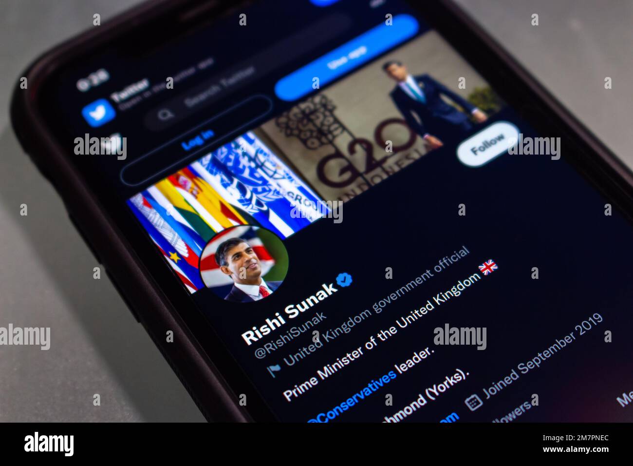 Twitter-Bericht von Rishi Sunak, britischer Politiker, ist seit Oktober 2022 in iPhone Premierminister des Vereinigten Königreichs und Führer der Konservativen Partei Stockfoto