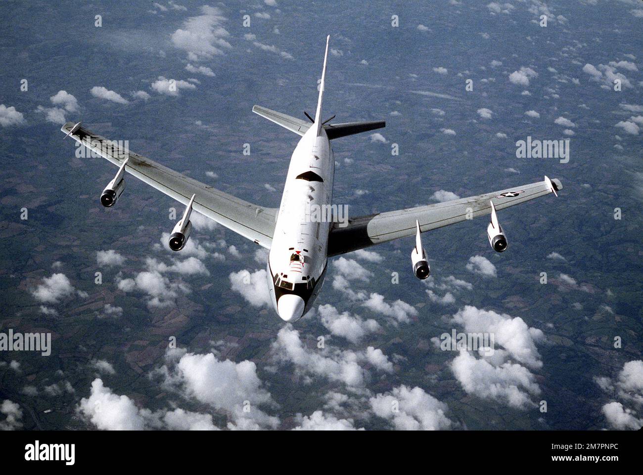 Ein Blick aus einem hohen Winkel auf ein EC-135H-Flugzeug während des Fluges. Land: Großbritannien / England (GBR) Stockfoto