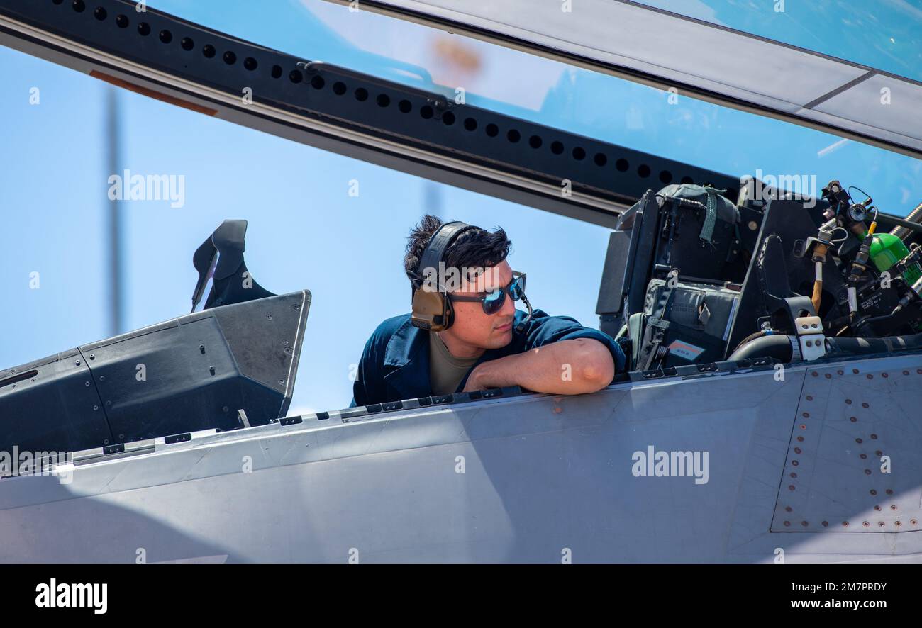 Ein Betreuer sitzt am 11. Mai 2022 im Cockpit eines F-22 Raptors, während er im Air Dominance Center in Savannah, Georgia, beim Training Sentry Savannah sitzt. Übungen wie Sentry Savannah trainieren und testen nicht nur die Fähigkeiten von Kampfflugzeugen, sondern sie bieten auch wichtige Erfahrung und Ausbildung für die Instandhaltung von Flugzeugen bei der schnellen Beschäftigung und Bergung von Flugzeugen. Stockfoto