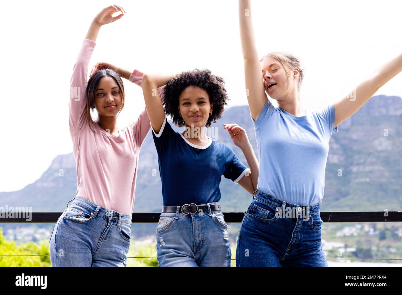 Bild von drei verschiedenen Frauen in T-Shirts mit Kopierraum und Denimhose mit Naturhintergrund Stockfoto