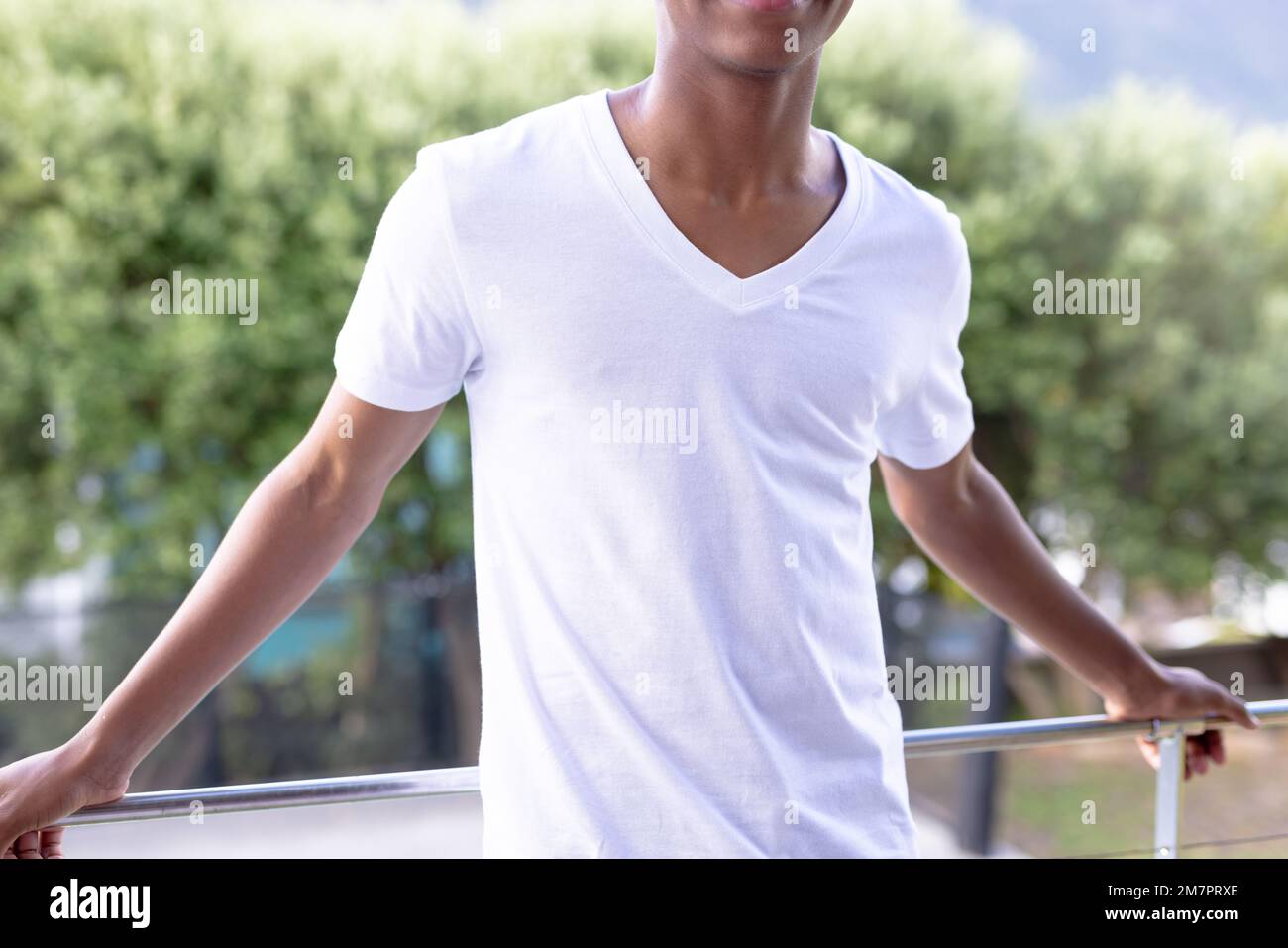 Bild eines afroamerikanischen Mannes in einem weißen Kurzarm-T-Shirt mit Kopierraum Stockfoto