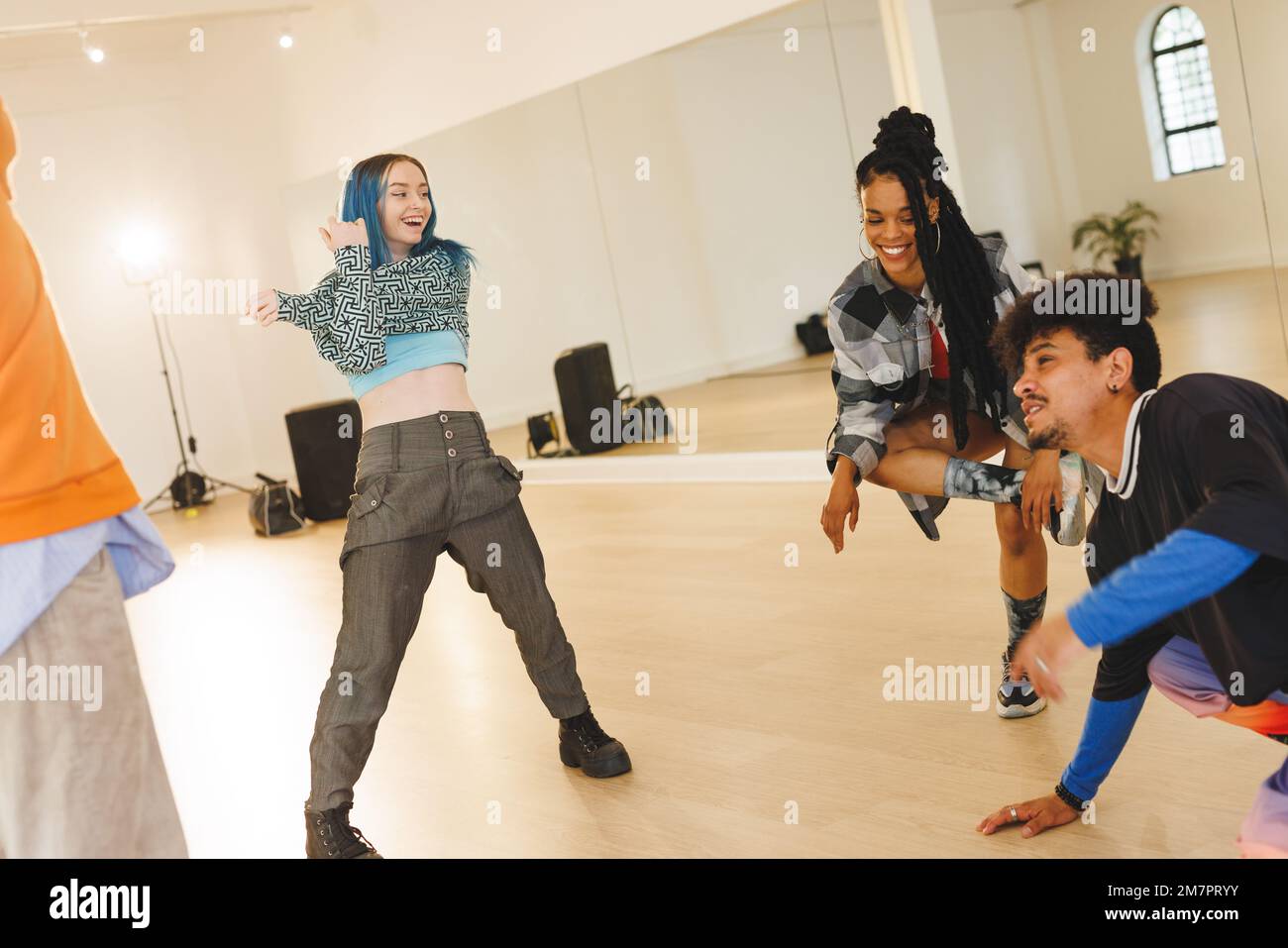Bild verschiedener weiblicher und männlicher Hip-Hop-Tänzer während des Trainings in der Tanzschule Stockfoto