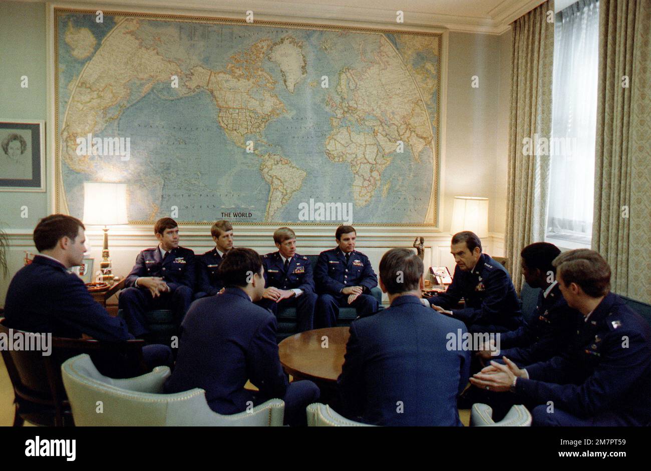USAF-Thunderbird-Piloten treffen sich mit General David C. Jones, USAF, dem Vorsitzenden des Joint Chiefs of STAFF, im Pentagon. Basis: Arlington Bundesstaat: Virginia (VA) Land: Vereinigte Staaten von Amerika (USA) Stockfoto