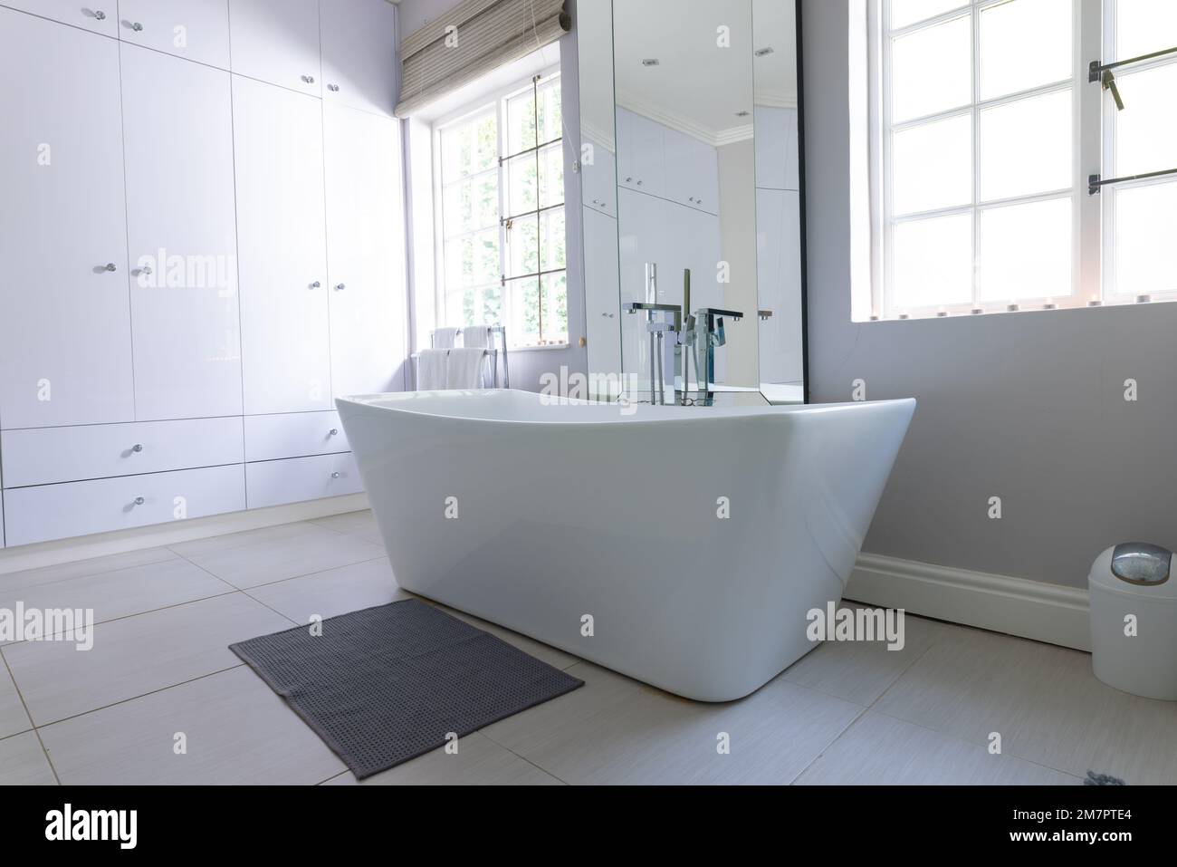 Freistehende Badewanne in luxuriösem, modernem Badezimmer zu Hause, mit Kopierbereich Stockfoto