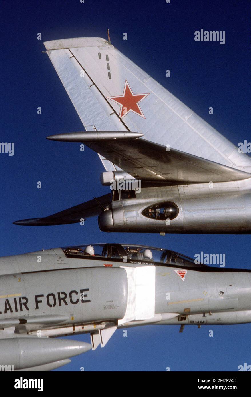 Luft-Luft-Teilansicht von rechts eines US-amerikanischen Air Force F-4 Phantom II Flugzeug neben dem Heck eines sowjetischen TU-95 Bear Flugzeugs über internationalen Gewässern. Land: Nordatlantik Stockfoto