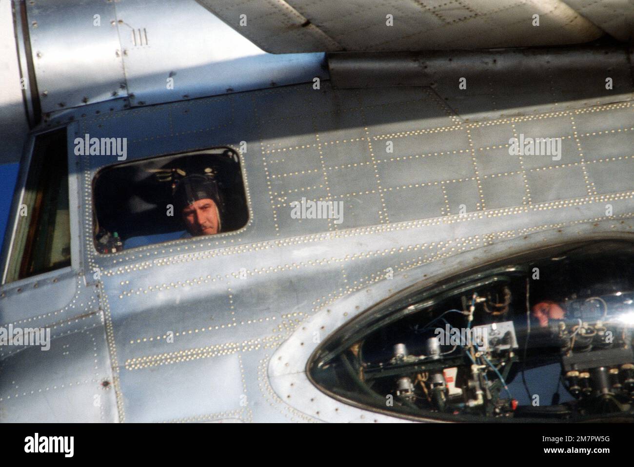 Eine Nahaufnahme der rechten Seite des Heckabschnitts eines sowjetischen Tupolev TU-95 Bear-Flugzeugs mit zwei Besatzungsmitgliedern im Inneren. Dieses Foto wurde aus den USA gemacht Air Force F-4 Phantom II-Flugzeug beobachtet den Bären über internationalen Gewässern. Land: Nordatlantik Stockfoto