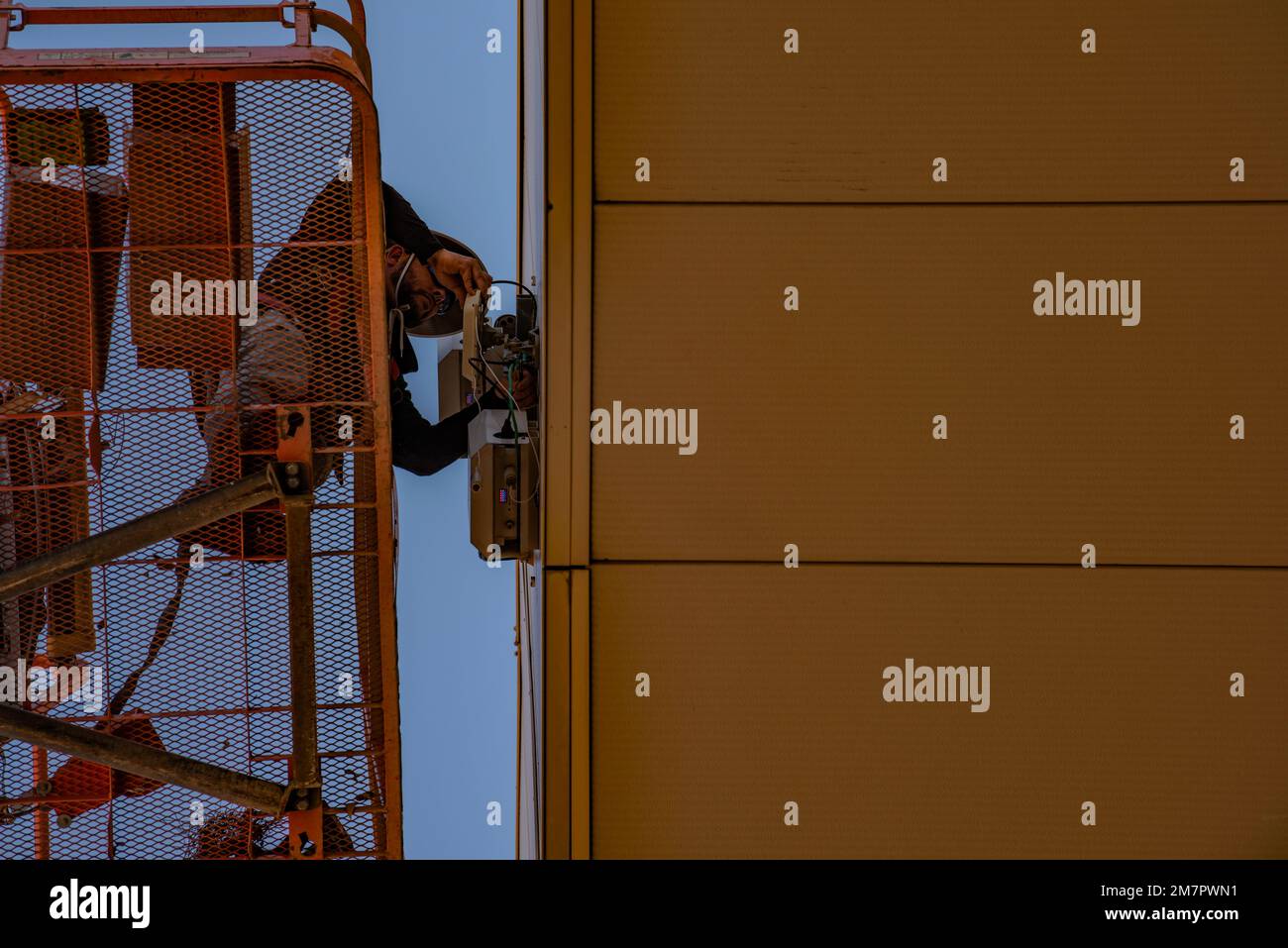 Clay Bossung, Installationstechniker bei By Light, installiert Wi-Fi am Luftwaffenstützpunkt Dyess, Texas, 11. Mai 2022. DY-FI wird Zugriff auf das Non-Secure Internet Protocol gewähren, um die Aufgaben der Flugzeuge des 7. Bomb Wing und des 317. Airlift Wing zu erfüllen. Stockfoto