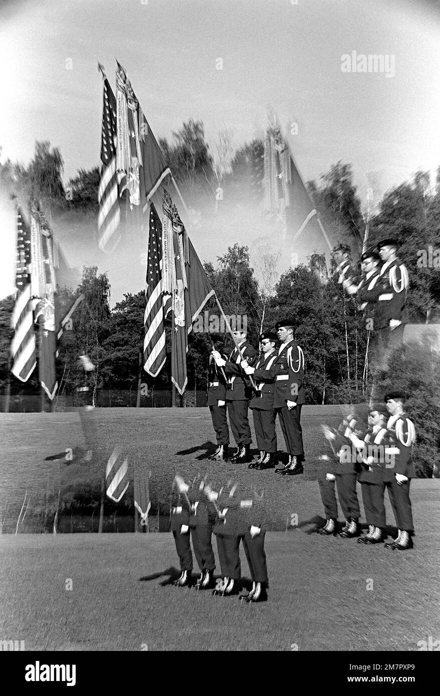 Mehrfachbelichtung eines US-amerikanischen Air Force Farbenwächter bei der Parade, die im Rahmen der Berlin Community Unity Week in einem Brigadebereich am Tempelhof Central Airport stattfindet. Basis: Westberlin Land: Deutschland / Deutschland (DEU) Stockfoto