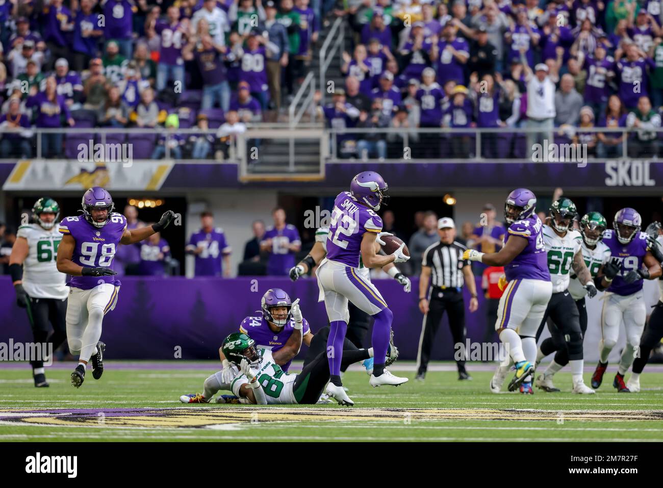 Minnesota Vikings safety Harrison Smith (22) intercepts the ball from the New York Jets during the first half of an NFL football game Sunday, Dec. 4, 2022 in Minneapolis. (AP Photo/Stacy Bengs) Stockfoto