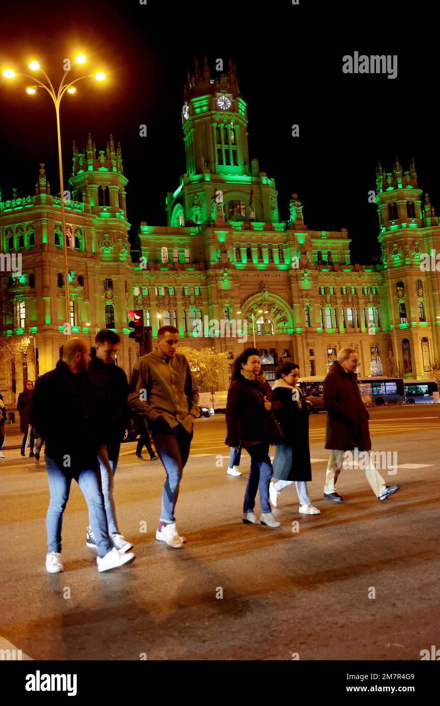 Madrid, España, 10.01.2023.- Cibeles Palast vor dem Cibeles Brunnen und der Bank von Spanien. Der alte Palast der Kommunikation ist ein monumentales Gebäude, das seit 2007 das Hauptquartier des Stadtrats von Madrid ist. Entworfen und erbaut von Antonio Palacios und Joaquín Otamendi als Hauptsitz der spanischen Post- und Telegrafengesellschaft, wurde es 1909 eröffnet. Im Jahr 1993 wurde es mit der Kategorie Denkmal zu einem Kulturgut erklärt. Das Gebäude ist in verschiedene Bereiche unterteilt: Das alte Postamt und Telegraph Operations Yard im 2. Stock, in dem sich eine Sekte befindet Stockfoto