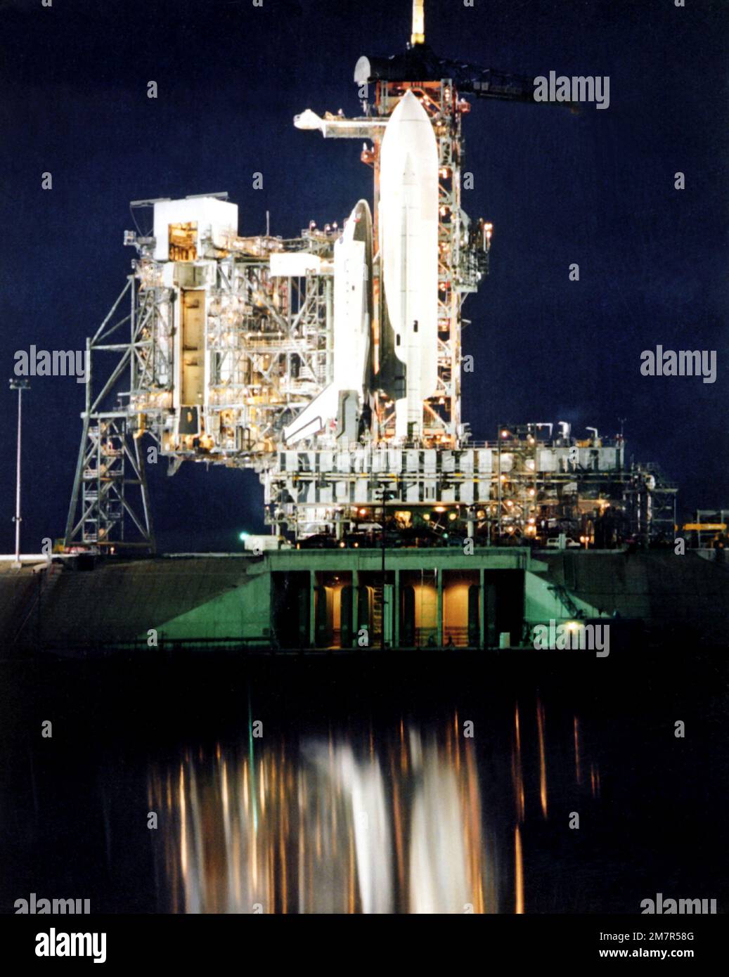 Ein Nachtblick auf das Space Transportation System (STS) Shuttle Columbia auf Launch Pad 39. Das Shuttle wird vor dem Jungfernflug vorbereitet. Basis: Kennedy Space Center Bundesstaat: Florida (FL) Land: Vereinigte Staaten von Amerika (USA) Stockfoto