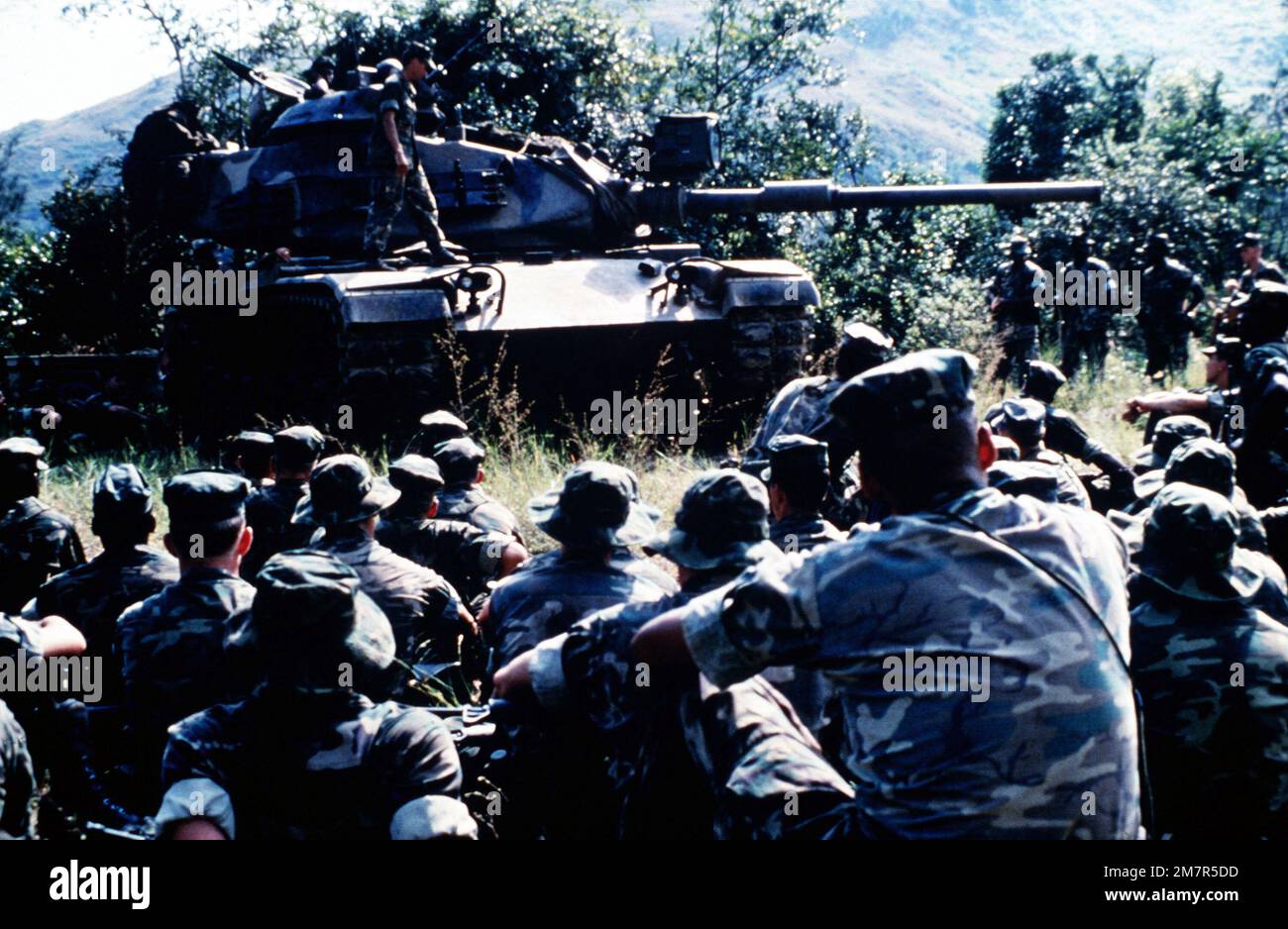 Marinekorps-Infanteristen der Kompanie B, 1. Bataillon, 3. Marines, 3. Marine-Division, Flotten-Marine-Truppe, Werden Klassen für den M60A1-Tank angegeben. Die Besatzung des Panzers, von DER 1. Marine Division, gibt die Kurse. Basis: Zambolies Training Area Land: Philippinen (PHL) Stockfoto