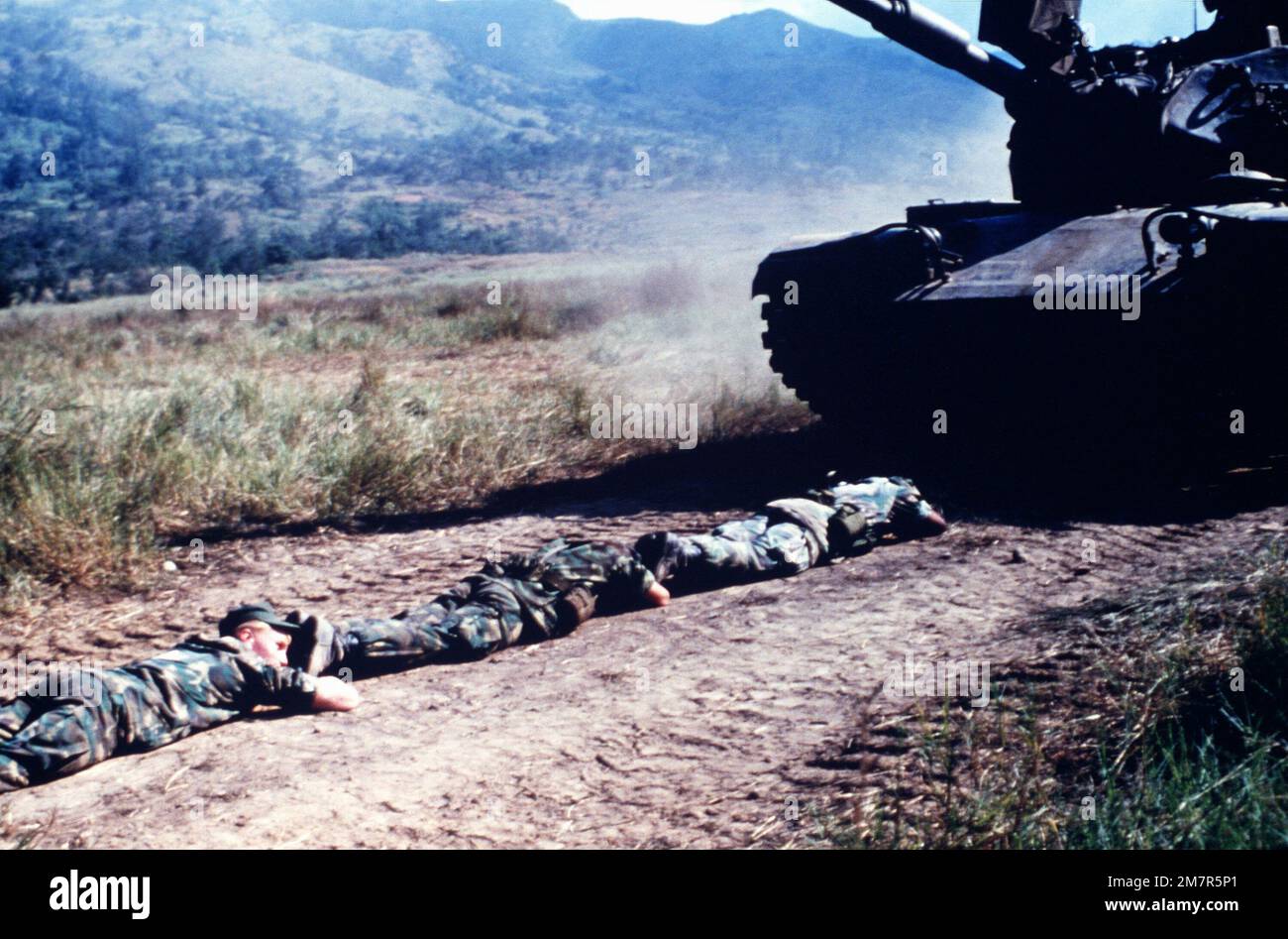 Marines von Kompanie B, 1. Bataillon, 3. Marines, (Bataillon Landing Team 1/3), 3. Marine Division, Fleet Marine Force (FMF), stellen sich in Bauchlage auf, während ein M60A1-Panzer der 1. Marine Division sie überquert. Während ihrer Western Pacific Cruise (WESTPAC) absolvieren sie eine einwöchige Trainingsübung. Basis: Zambolies Training Area Land: Philippinen (PHL) Stockfoto