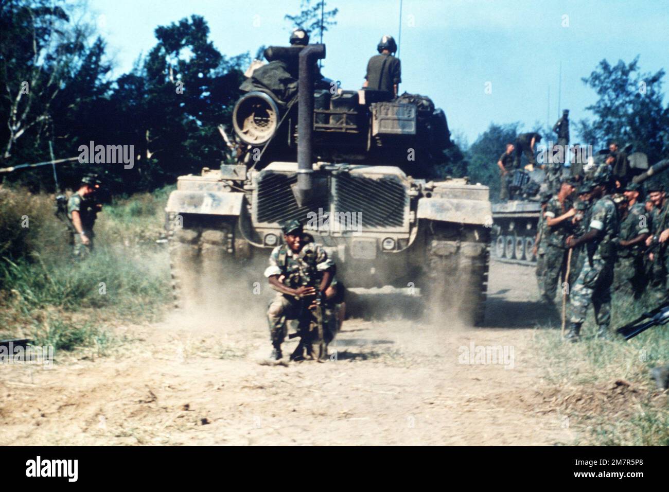 Ein Mitglied von Co B, 1. Milliarden, 3. Marines, (Bataillon Landing Team 1/3), 3. Marine Div., Fleet Marine Force, steht auf, nachdem ein M60A1-Panzer der 1. Marine Division ihn überfahren hat. Während seiner Western Pacific Cruise (WESTPAC) absolviert er eine einwöchige Trainingsübung mit seiner Einheit. Basis: Zambolies Land: Philippinen (PHL) Stockfoto