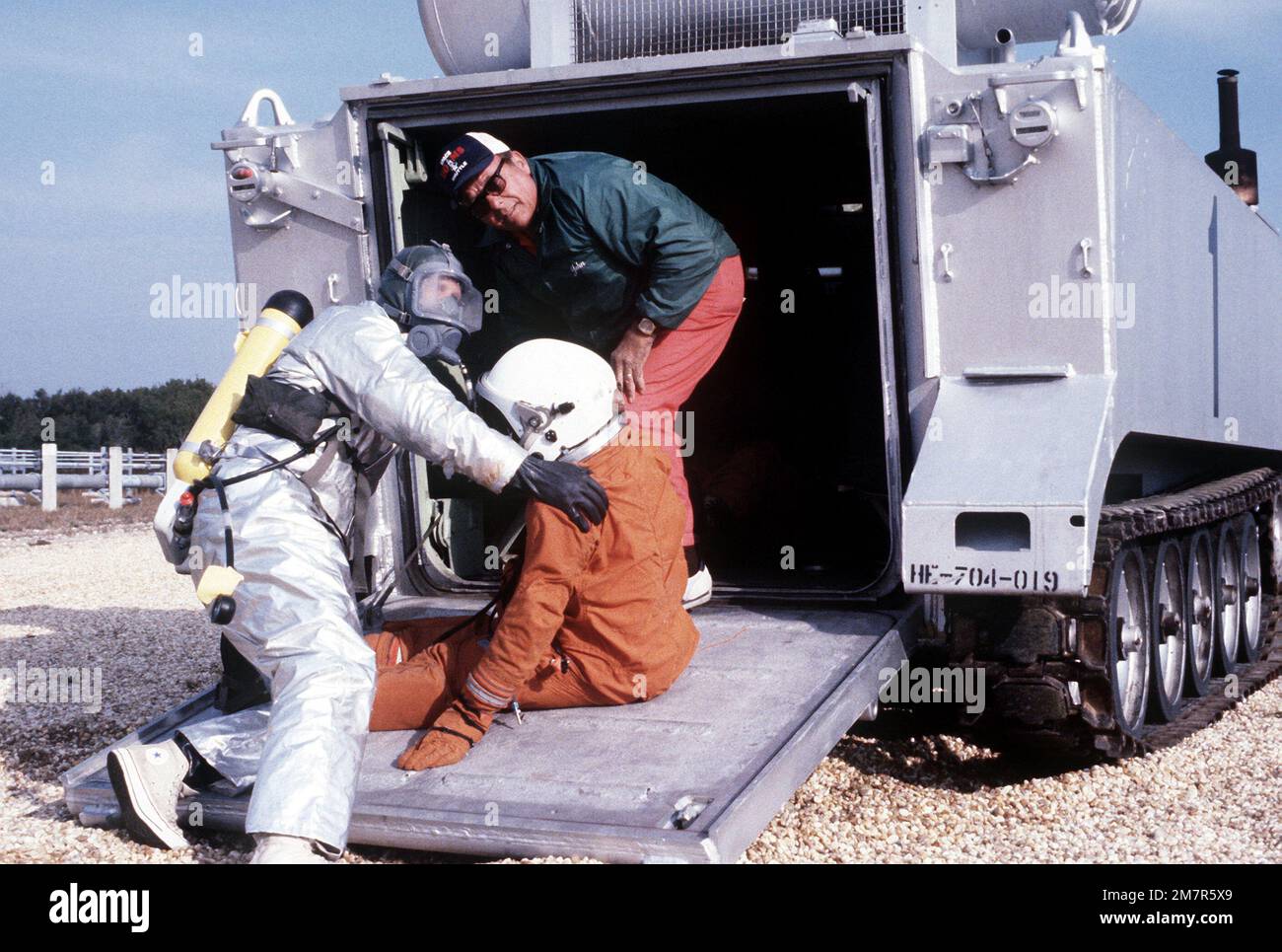 Zwei Sanitäter nehmen eine Astronauten-Puppe aus dem Astronauten-Auffangtank des XM-1 und legen sie während einer Space-Shuttle-Rettungsübung auf eine Trage. Die Übung ist eine von mehreren geplanten Maßnahmen zur Optimierung der Rettungs- und Wiederaufbaumaßnahmen für das Space Shuttle Columbia. Basis: Kennedy Space Center Bundesstaat: Florida (FL) Land: Vereinigte Staaten von Amerika (USA) Stockfoto