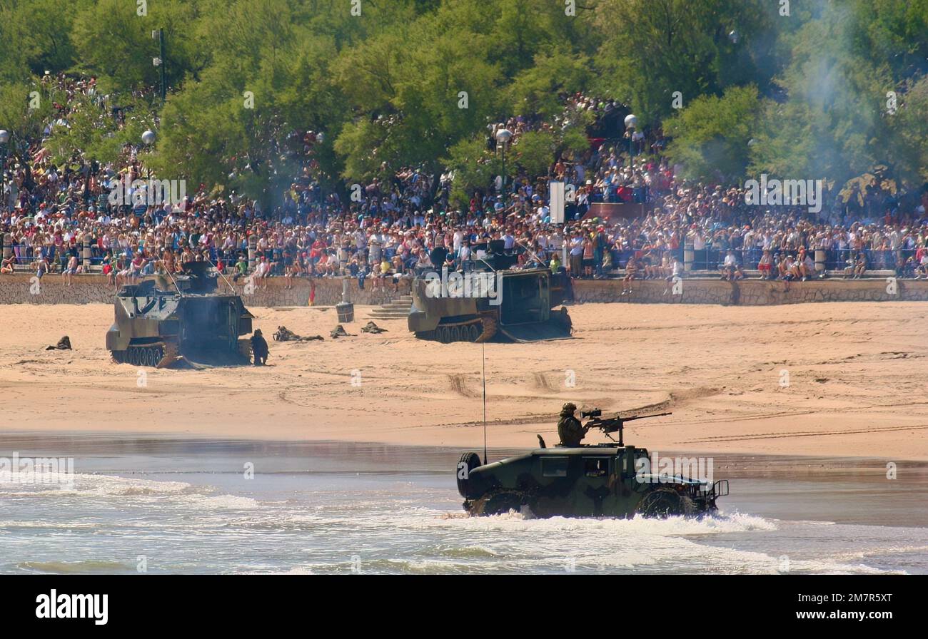 AAV-7A Amphibienfahrzeuge und ein Hummer am Strand von Sardinero während des Armed Forces Day Santander Cantabria Spanien 30. Mai 2009 Stockfoto