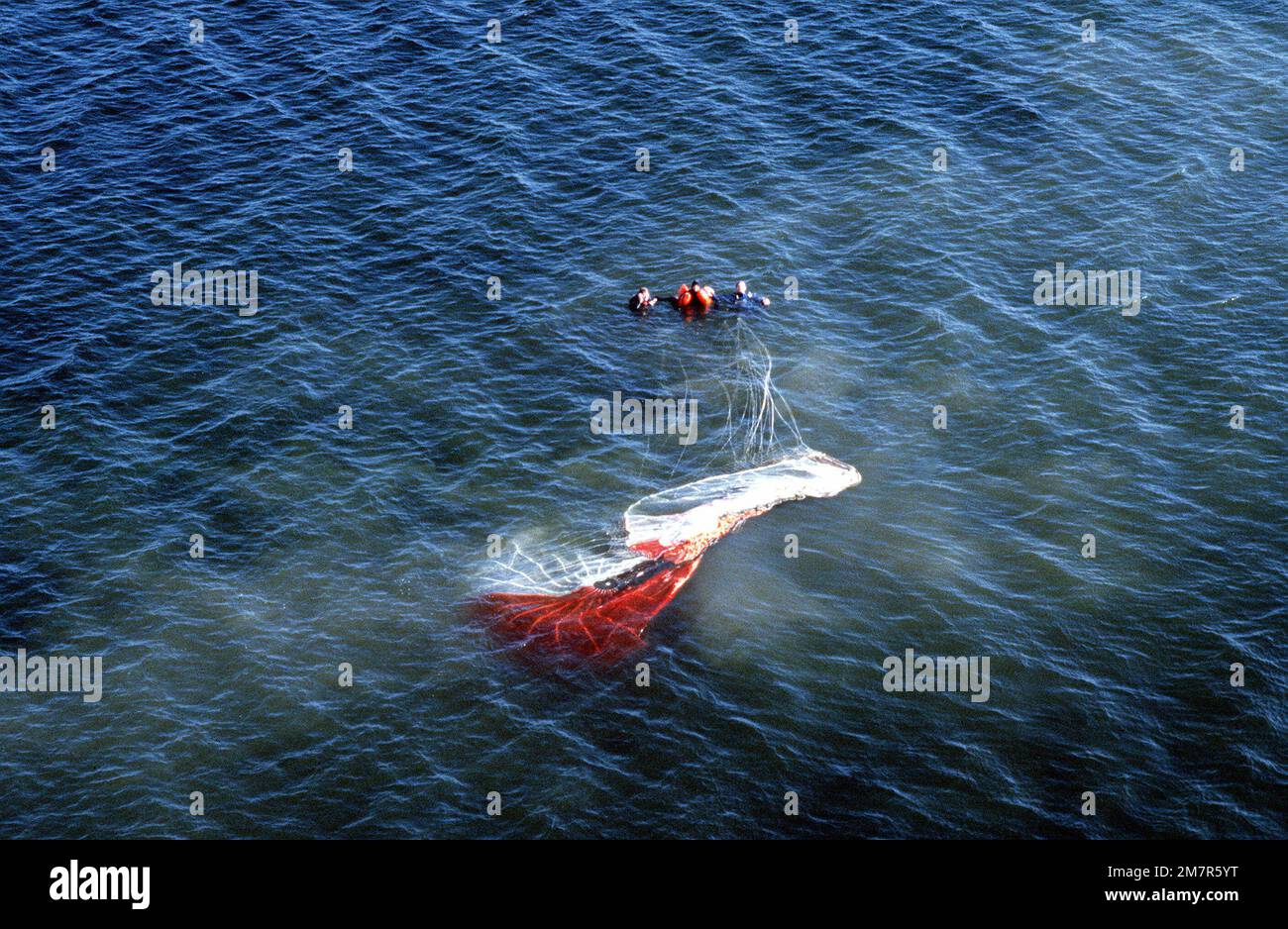 Ein Luftblick auf Sanitäter, die einen ertrunkenen Astronauten im Ozean während einer Rettungs- und Erholungsübung des Space Shuttles Bergen. Die Übung ist eine von mehreren geplanten Maßnahmen zur Optimierung der Rettungs- und Wiederaufbaumaßnahmen für das Space Shuttle Columbia. Basis: Kennedy Space Center Bundesstaat: Florida (FL) Land: Vereinigte Staaten von Amerika (USA) Stockfoto