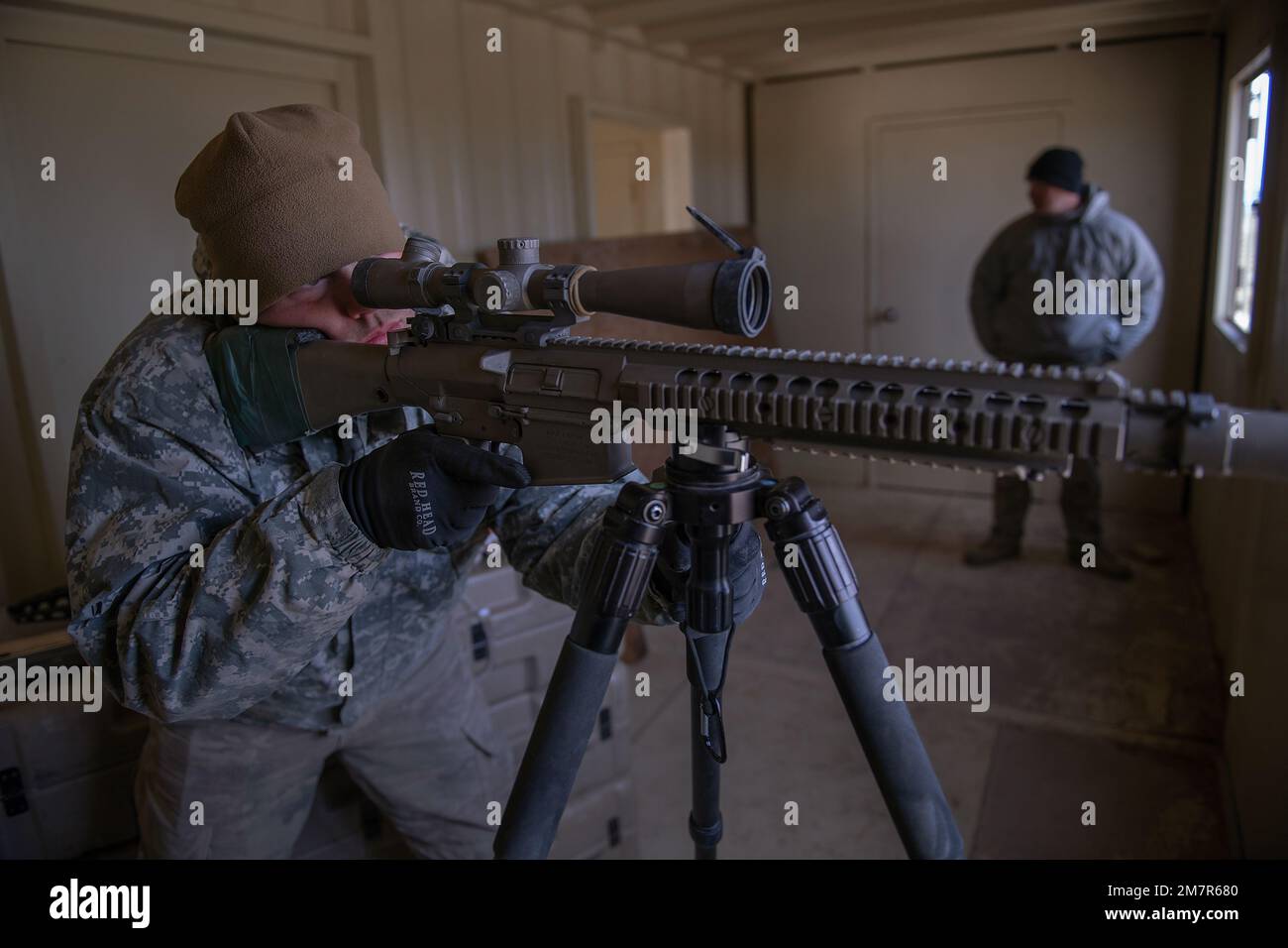 Ein Scharfschützenschütze der Idaho Army trifft auf ein Ziel. Auch wenn