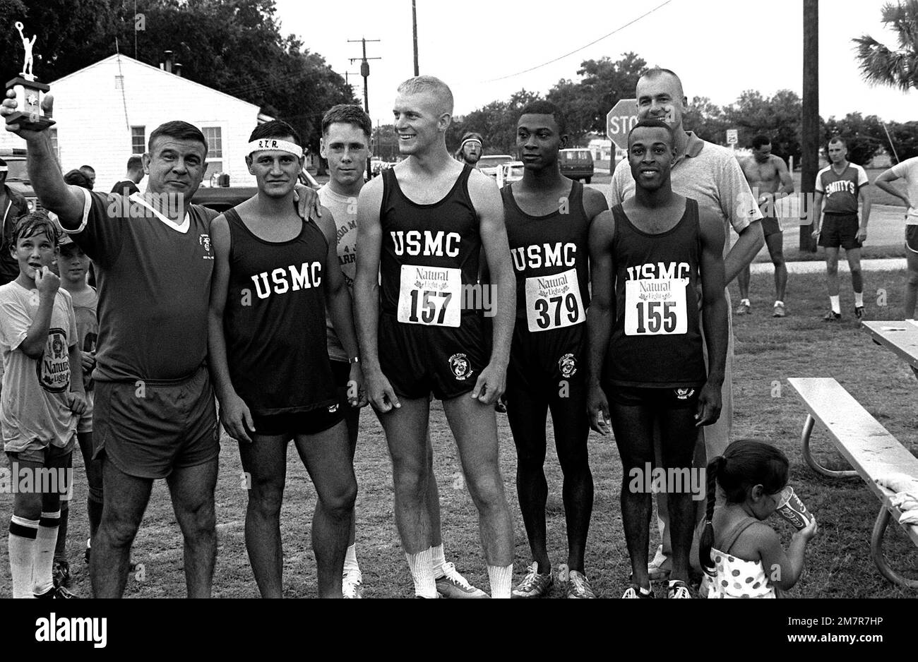 Vier Marines beenden den Parris Island Marathon in den ersten vier Positionen. Es sind von links nach rechts SGT Hicks, SGT Jones, CPL Moore und SSGT Haines. Basis: USMC Recruit Depot, Parris Island Bundesstaat: South Carolina (SC) Land: Vereinigte Staaten von Amerika (USA) Stockfoto