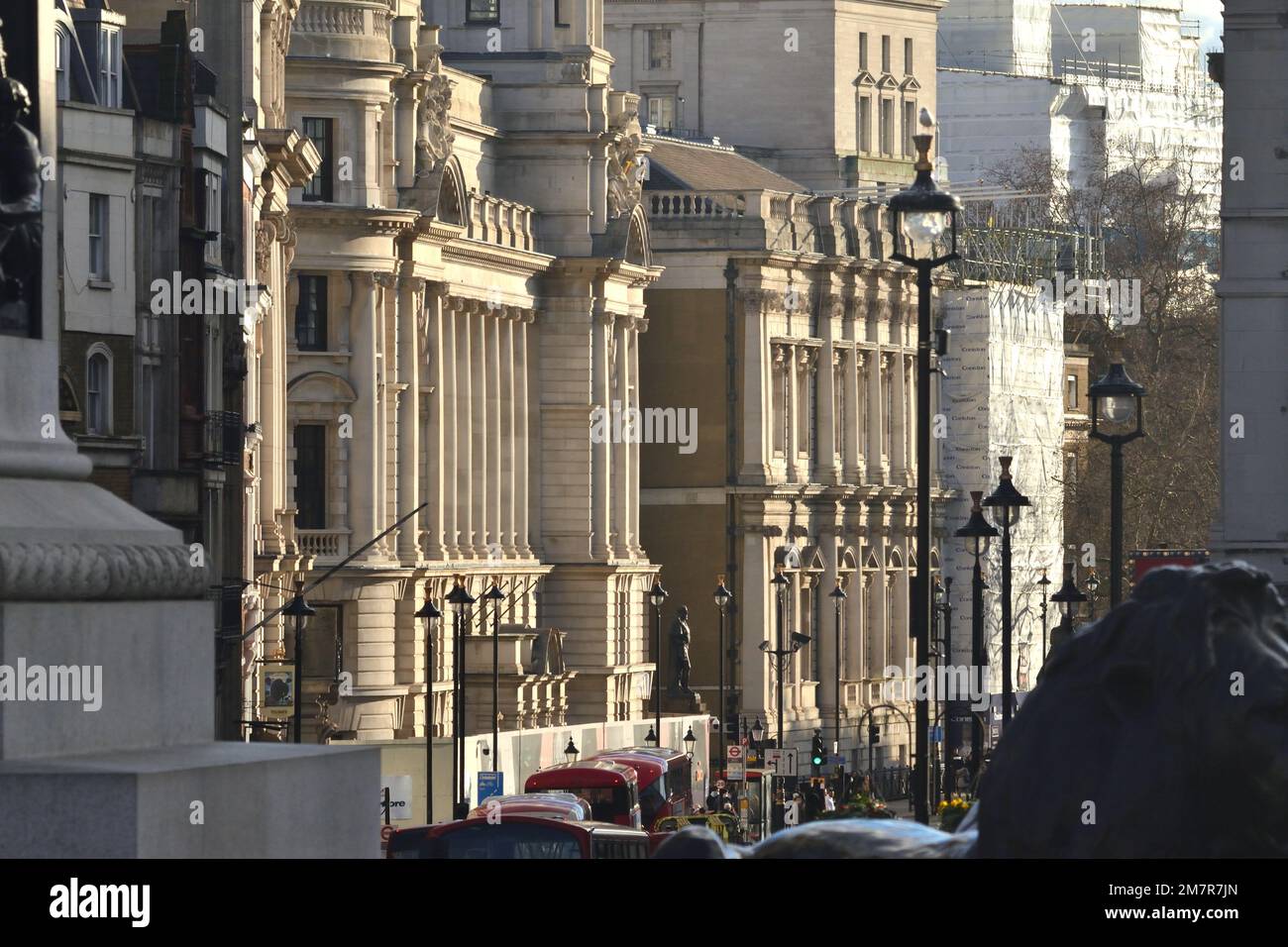 Ein abstrakter Blick auf Gebäude in Whitehall, im Zentrum von London, Großbritannien. Vom Trafalgar Square aus gesehen. Stockfoto
