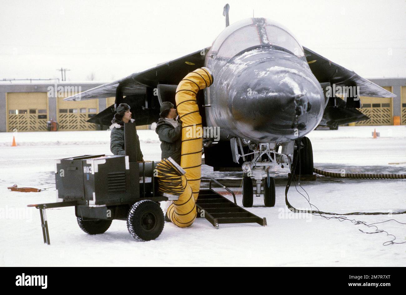 Die 366. Mitglieder des taktischen Kampfflügels enteisten ein FB-111A-Flugzeug während der Übung Brim Frost '81. Das Flugzeug, das als Aggressor eingesetzt wird, ist der 391. Taktischen Kampfgeschwader zugeteilt. Betreff Betrieb/Serie: BRIM FROST '81 Stützpunkt: Elmendorf Luftwaffenstützpunkt Bundesstaat: Alaska (AK) Land: Vereinigte Staaten von Amerika (USA) Stockfoto