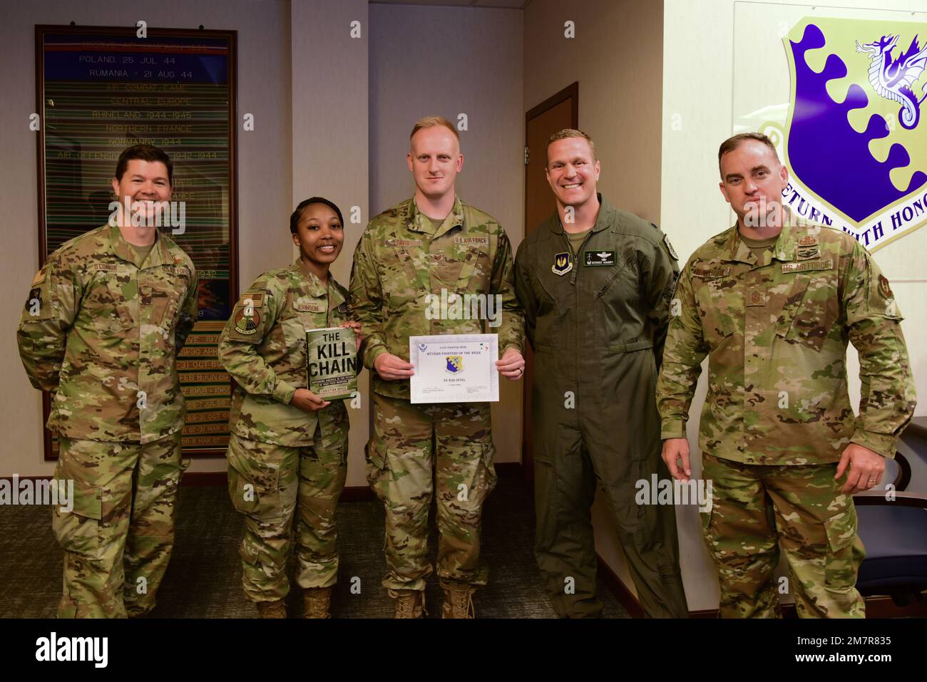 Das Wyvern Fighter Team der Woche ist das 31. Operations Group 56. Rescue Squadron Intelligence Team! Kapitän Thomas 'RUDI' Thompson, SSgt. Erik Davis und SRA Meshell Johnson haben die Stärke der Teamkommunikation in der vergangenen Woche unter Beweis gestellt, als das 56. RQS-Team von Intel 36 Flugpersonal und Hilfspersonal über aufkommende Bedrohungen, feindliche Taktiken und Konflikte in den USA unterrichtete Zuständigkeitsbereich der Europäischen Kommandozentrale (EUCOM). Sie führten persönliche Geheimbriefe für 58 Mitarbeiter in acht AFSCs durch, nicht klassifizierte Wissens-Wall-Updates, Side-by-Side-Sitzes mit individueller Flugbesatzung Stockfoto