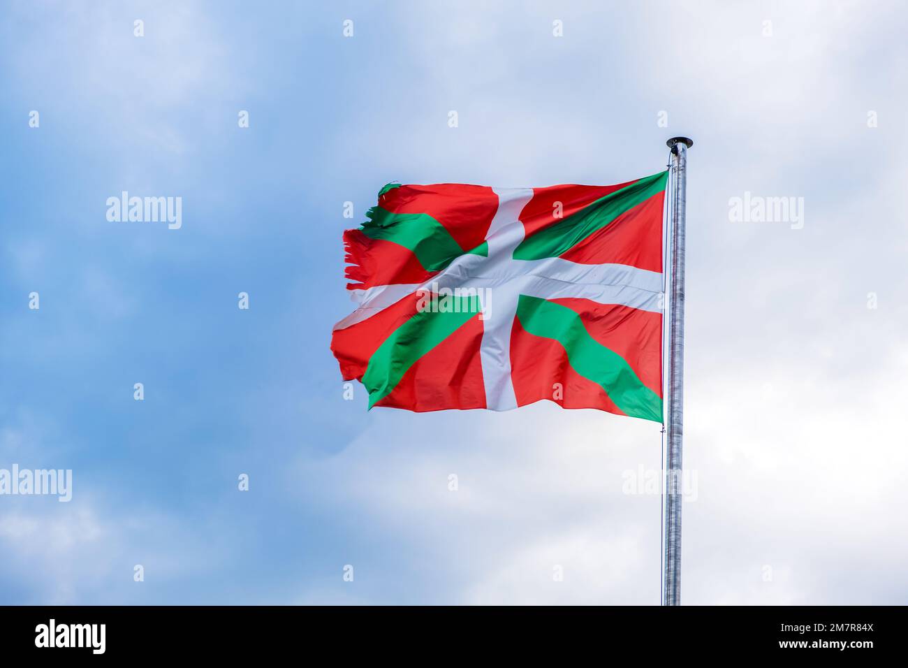 Die Flagge des Baskenlandes winkt gegen den Himmel. Stockfoto
