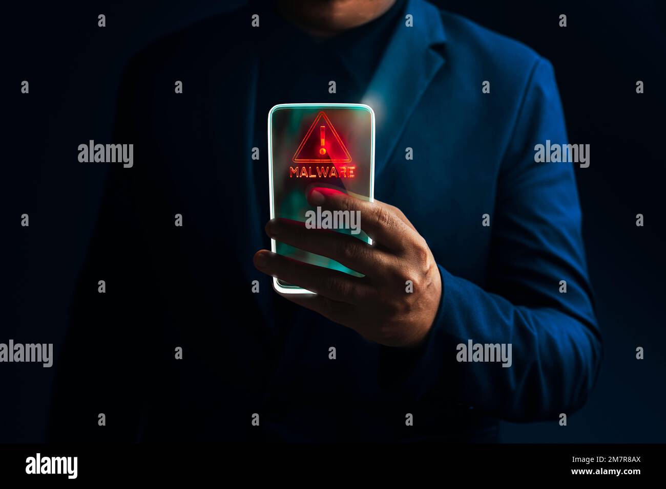 Transparentes Smartphone mit Ransomware-Angriffswarnschild. Stockfoto
