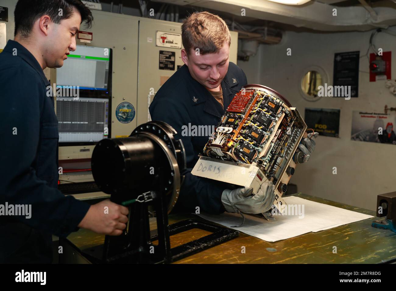 PHILIPPINE SEA (12. Mai 2022) Aviation Electrician’s Mate 3. Class Elijah Rother, Right, from Green Bay, Wisconsin, und Aviation Electrician’s Mate Airman David Rodriguez aus Pueblo, Colorado, führen Wartungsarbeiten an einem Generatorkonverter an Bord des Flugzeugträgers USS Abraham Lincoln (CVN 72) der Nimitz-Klasse durch. Die Abraham Lincoln Strike Group befindet sich in einem geplanten Einsatz im US-7.-Flottenbereich, um die Interoperabilität durch Allianzen und Partnerschaften zu verbessern und gleichzeitig als einsatzbereite Truppe zur Unterstützung einer freien und offenen Region Indo-Pacific zu fungieren. Stockfoto