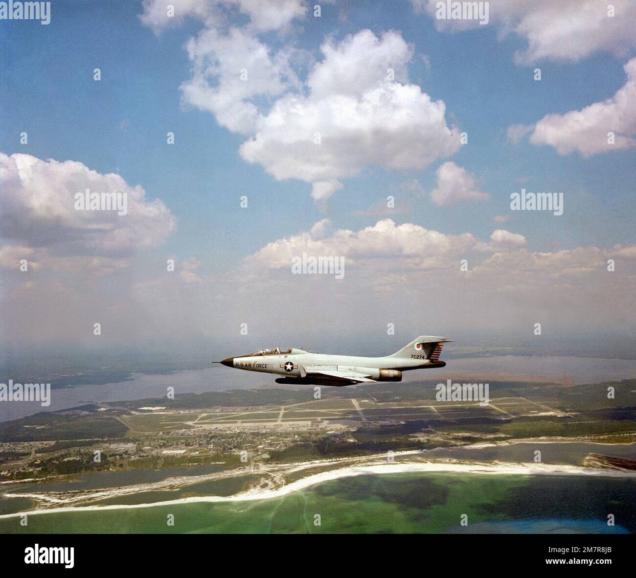 Eine Luft-Luft-Ansicht von links eines F-101B Voodoo-Flugzeugs. Basis: Luftwaffenstützpunkt Tyndall Bundesstaat: Florida (FL) Land: Vereinigte Staaten von Amerika (USA) Stockfoto