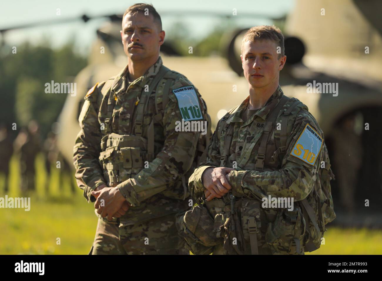 USA Army National Guard Sgt. Matthew Fiore, Left, und SPC. Keenan Baxter, Right, repräsentiert die Georgia Army National Guard, posiert für die Medien während der Region III Best Warrior Competition in Camp Blanding, Florida, 12. Mai 2022. Der regionale Wettbewerb der besten Krieger unterstreicht die Letalität, Bereitschaft und Fähigkeiten der Nationalgardisten der Armee in der gesamten südöstlichen Region. Stockfoto