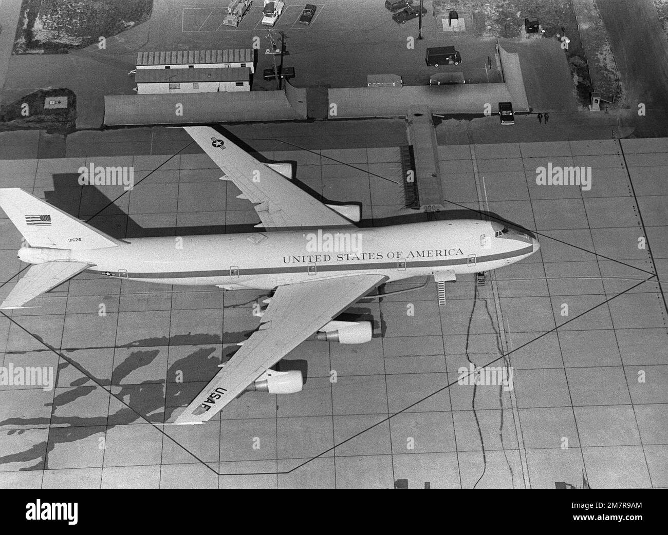 Eine Luftansicht von rechts eines Luftfahrzeugs der Air Force E-4A Advanced Airborne Command Post (AABNCP), das auf dem Vorfeld geparkt ist. Basis: Luftwaffenstützpunkt Andrews Bundesstaat: Maryland (MD) Land: Vereinigte Staaten von Amerika (USA) Stockfoto