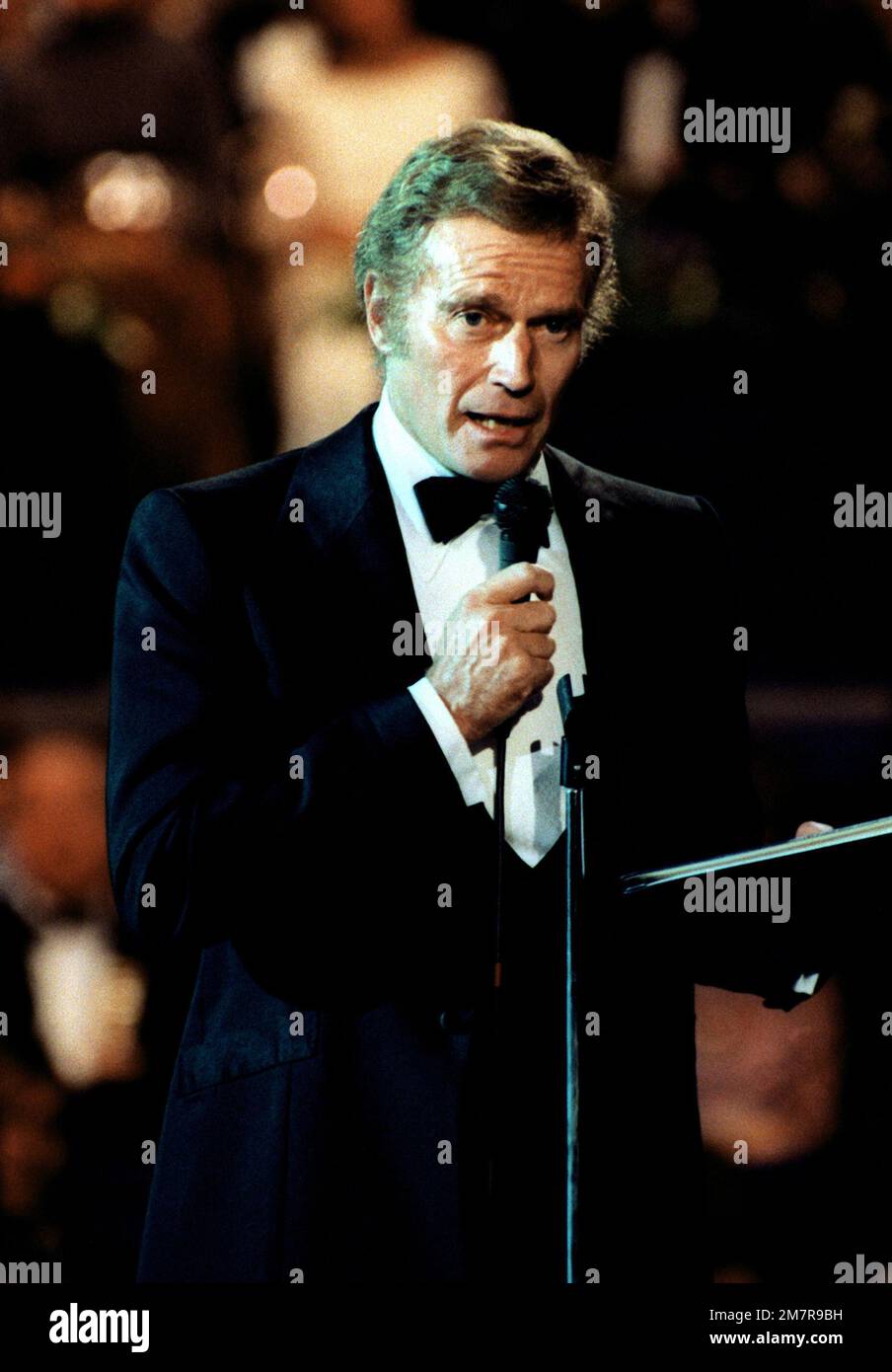 Schauspieler Charlton Heston, Präsident des American Film Institute, spricht während der Gala im Capital Center, am Einweihungstag, zu den Ehrengästen. Basis: Landover Bundesstaat: Maryland (MD) Land: Vereinigte Staaten von Amerika (USA) Stockfoto