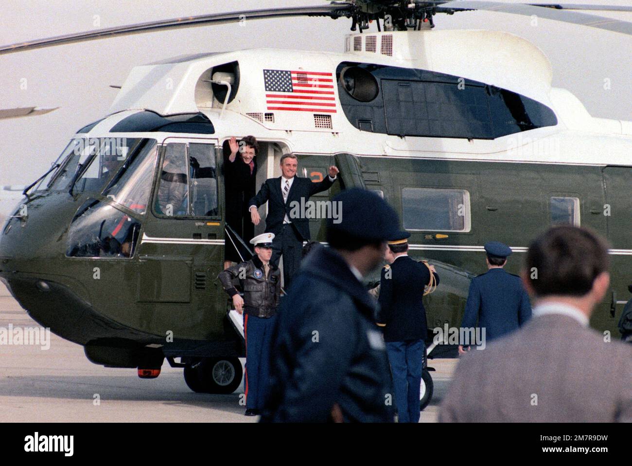 Der ehemalige Vizepräsident Walter Mondale und seine Frau Joan erreichen den Luftwaffenstützpunkt Andrews mit dem Präsidentschaftshubschrauber (VH-3D Sea King) während des Amtseinweihungstages. Basis: Washington State: District of Columbia (DC) Land: Vereinigte Staaten von Amerika (USA) Stockfoto