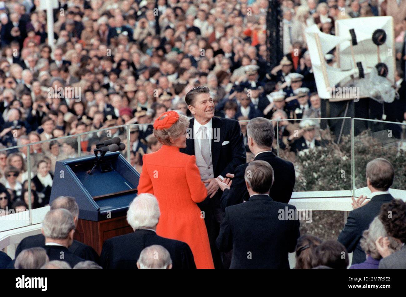 Am Ende der Eröffnungsrede von Präsident Ronald Reagan drehen er sich mit seiner Frau Nancy um und schauen sich während der Feier des Eröffnungsfeiertags die Vorderseite des Capitol an. Basis: Washington State: District of Columbia (DC) Land: Vereinigte Staaten von Amerika (USA) Stockfoto